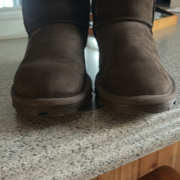 Dark brown leather/suede UGG boots, short - Picture 8 of 11